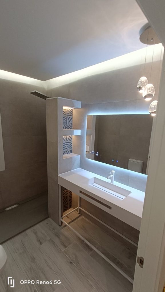 Baño moderno espectacular reformado en Madrid – diseño de lujo, iluminación LED y acabados premium