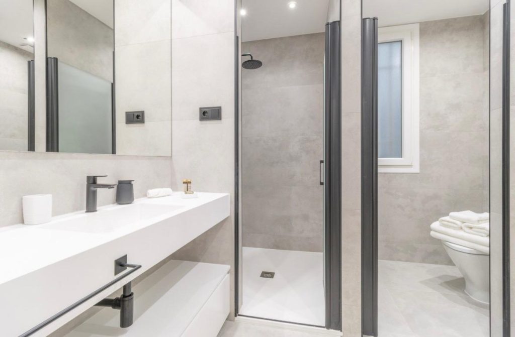 Baño moderno espectacular reformado en Madrid – diseño de lujo, iluminación LED y acabados premium