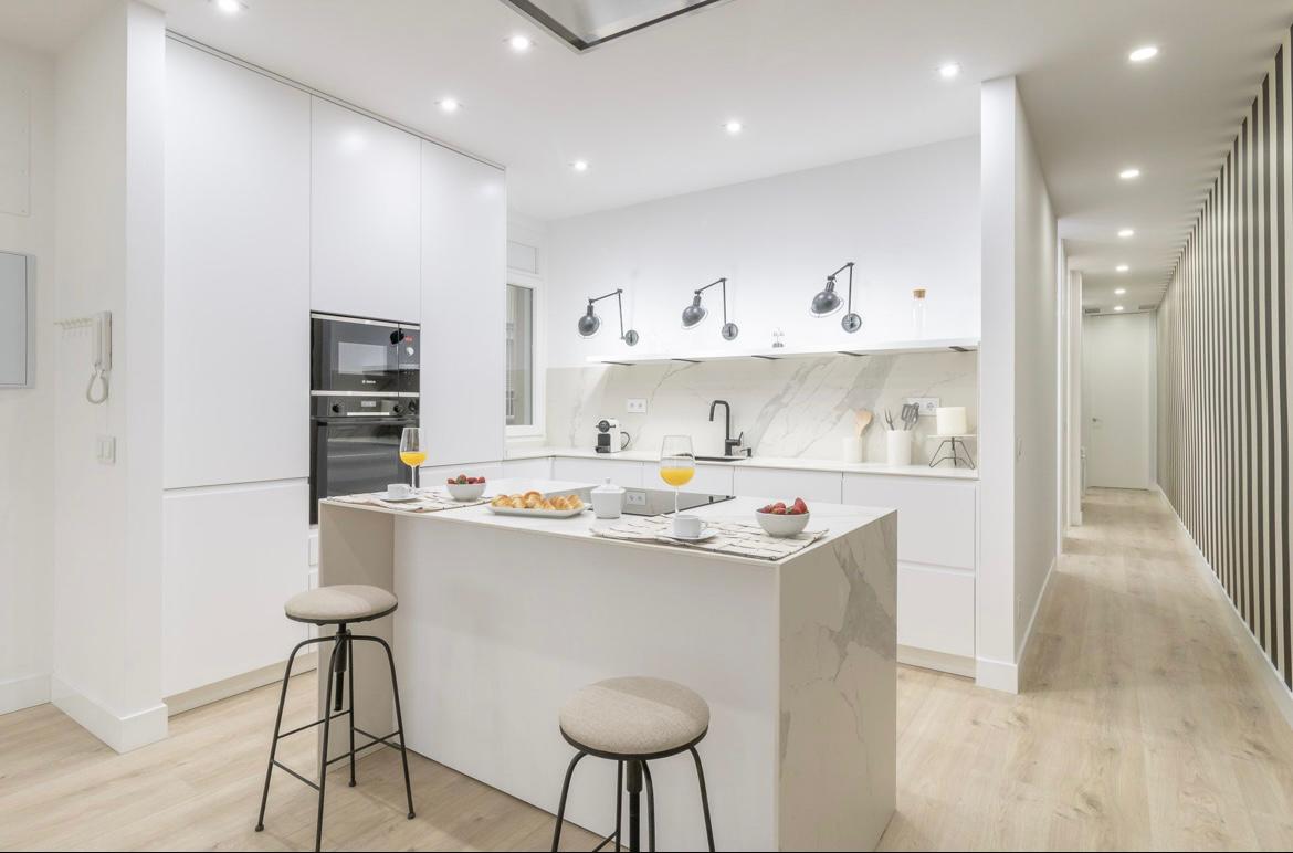 Cocina de lujo reformada en Madrid – diseño premium, isla central y acabados de alta gama