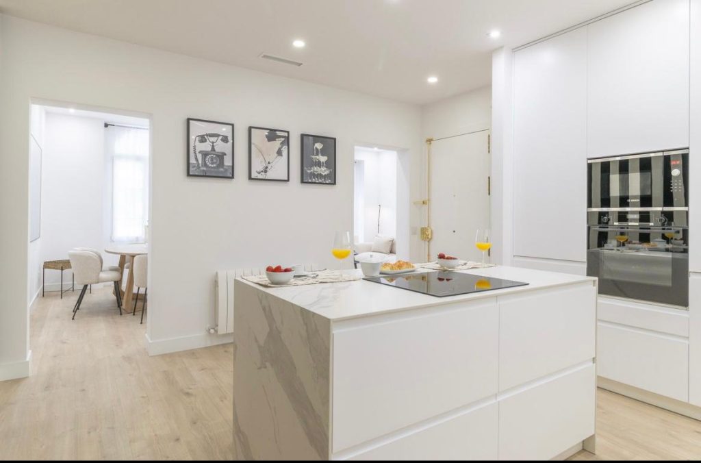 Cocina de lujo reformada en Madrid – diseño premium, isla central y acabados de alta gama