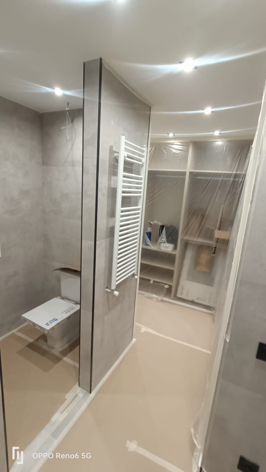 Reforma baño casi terminada en Madrid – plato de ducha instalado, azulejos colocados y obra a medias