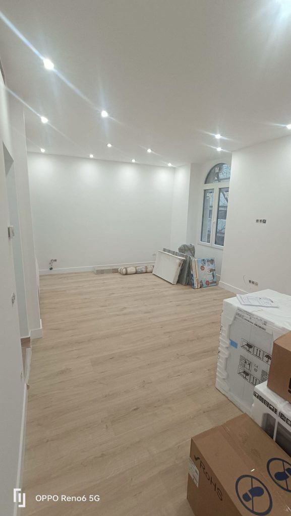 Suelo laminado terminado en salón reformado en Madrid – acabado madera natural y luminoso