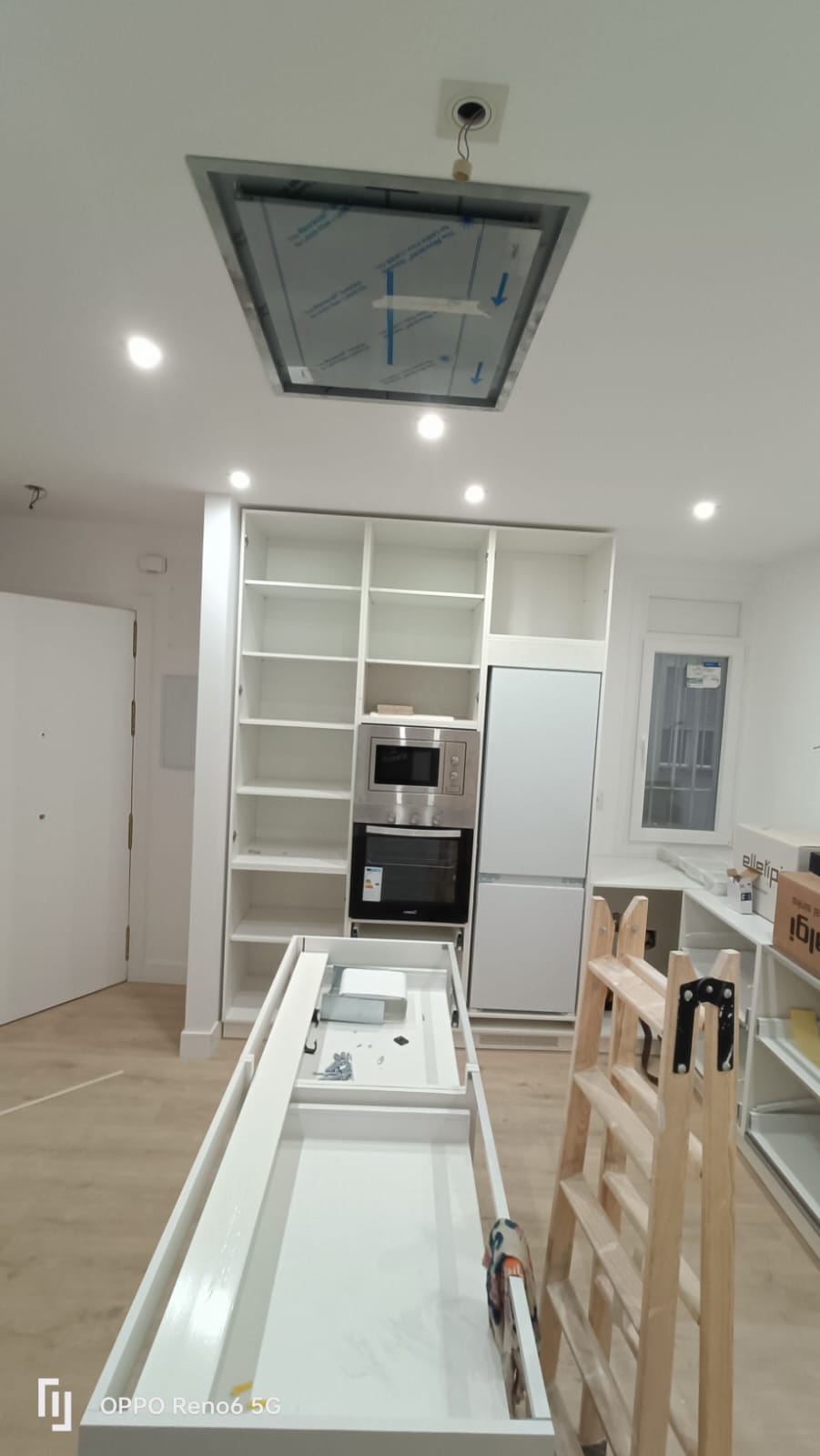 Cocina en reforma a medias en Madrid – muebles de cocina colocados parcialmente y obra en curso