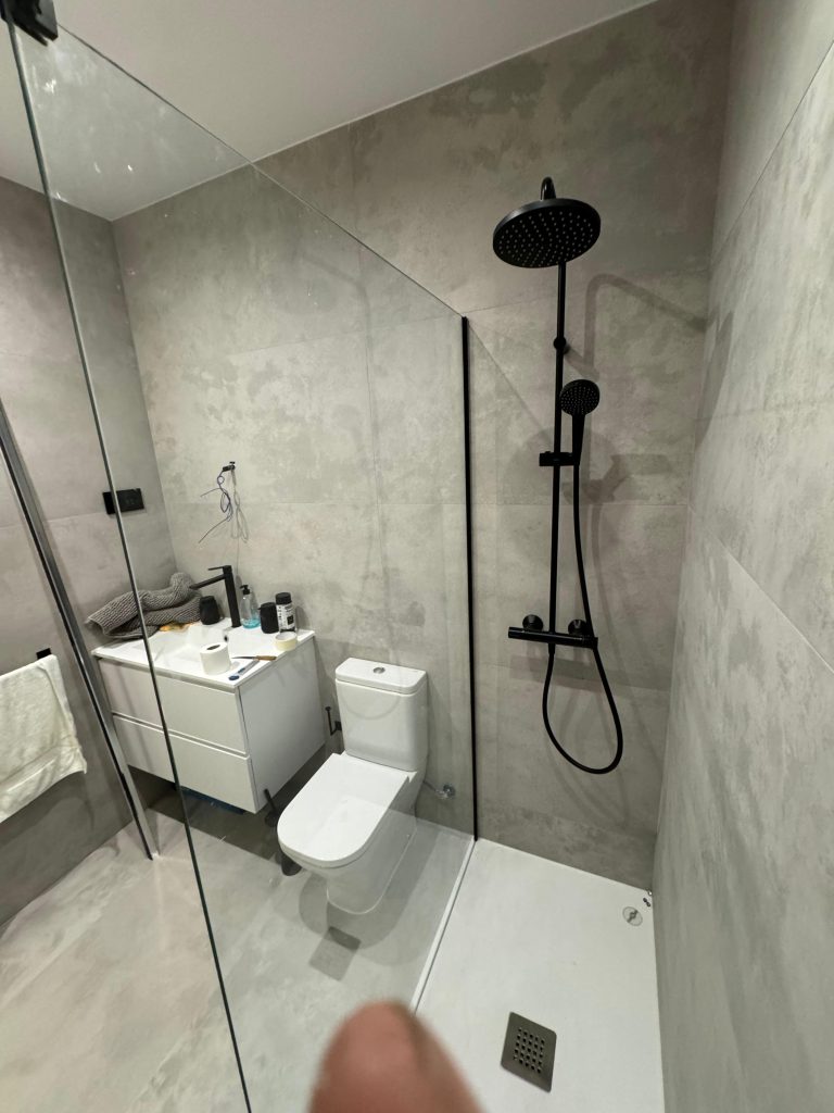 Baño moderno espectacular reformado en Madrid – diseño de lujo, iluminación LED y acabados premium