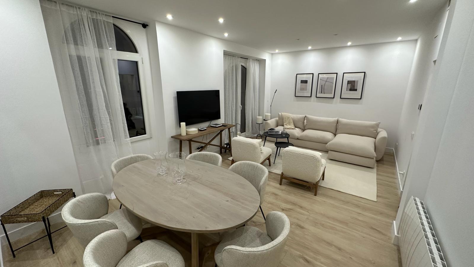 Salón con suelo laminado recién instalado en reforma en Madrid – acabado brillante y moderno