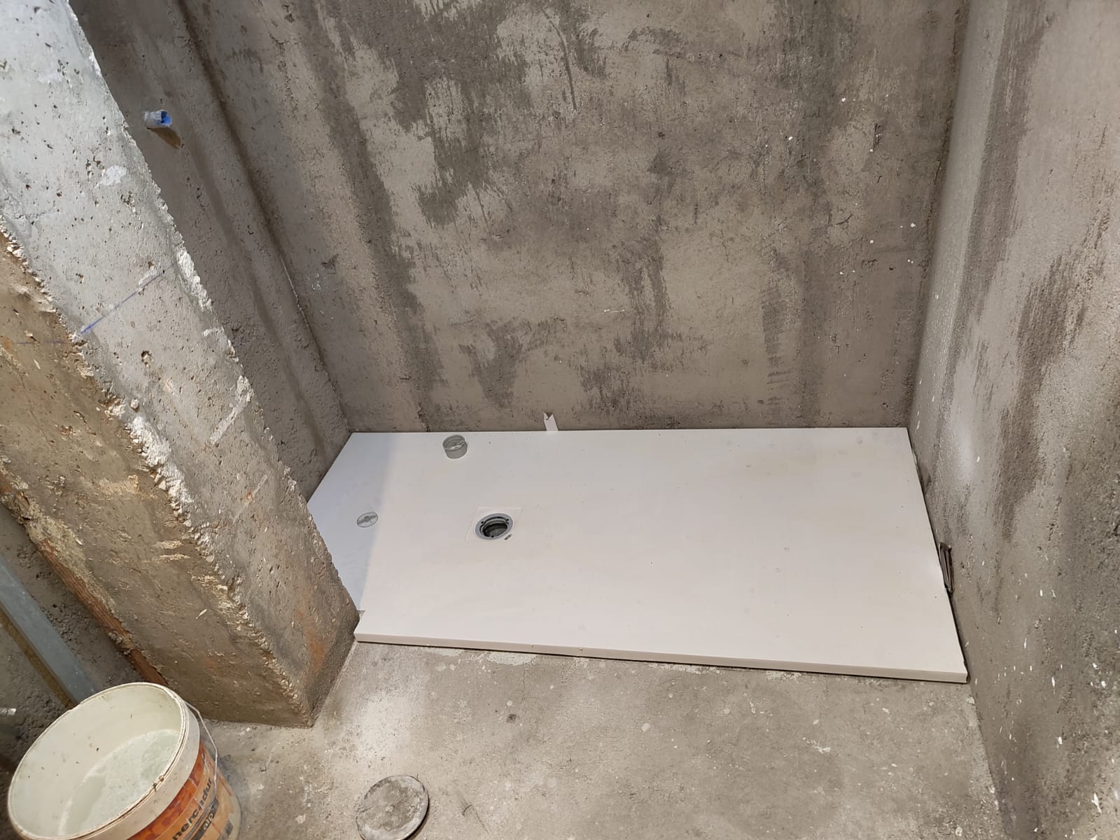 Cambio de bañera por plato de ducha en reforma de baño en Madrid – plato instalado y acabado moderno