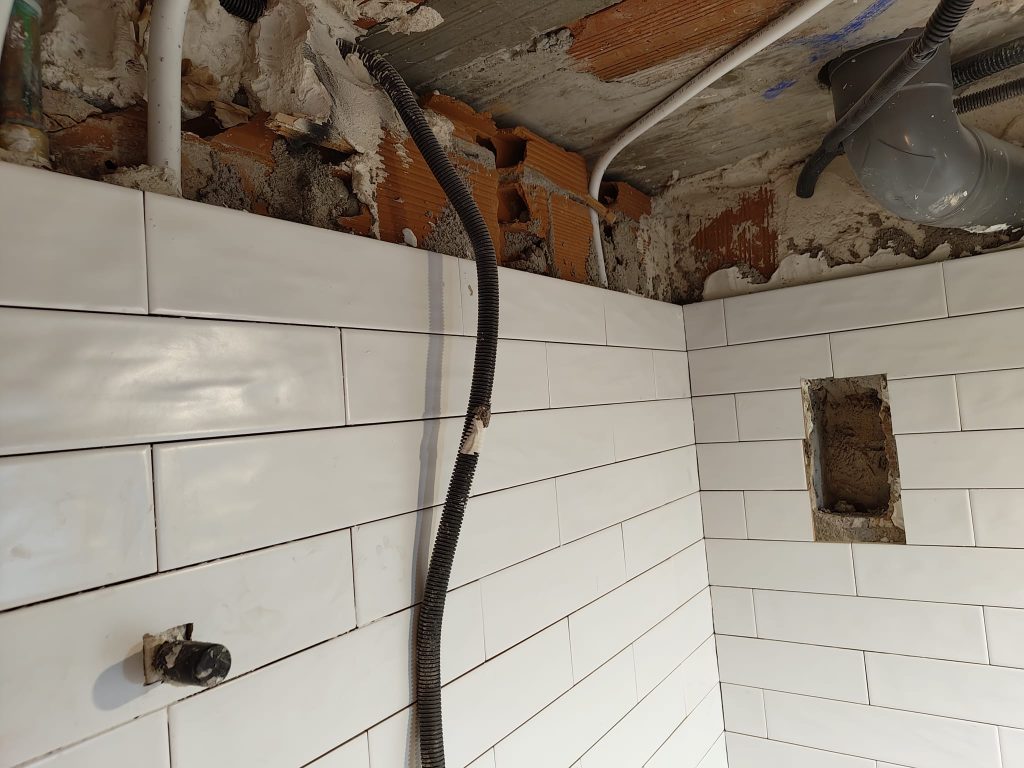 Pared con azulejos instalados en reforma de cocina en Madrid – alicatado efecto metro o cerámico moderno