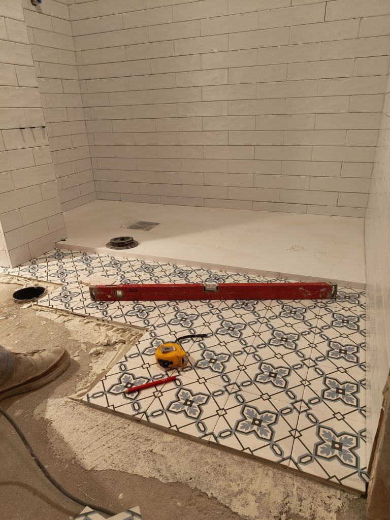 Suelo porcelánico instalado en baño reformado en Madrid – acabado efecto piedra resistente al agua