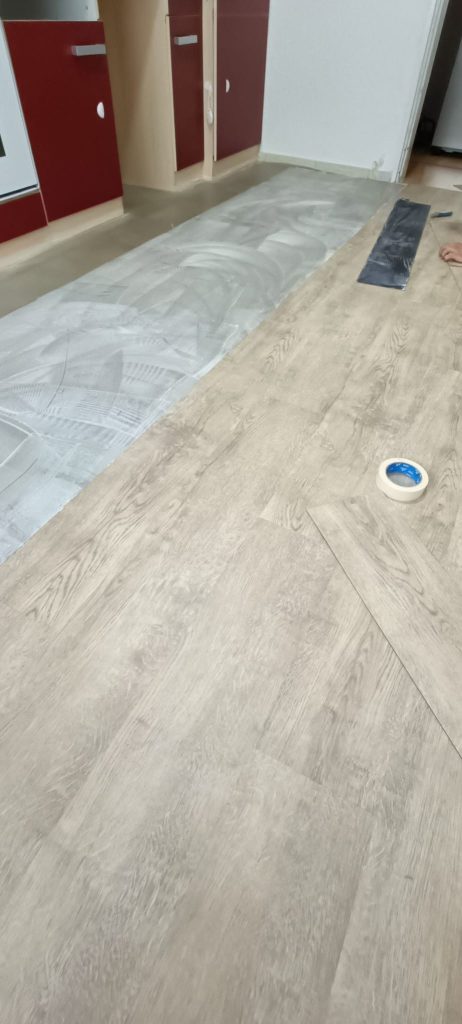 Suelo vinílico instalado en cocina reformada en Madrid – acabado madera resistente al agua