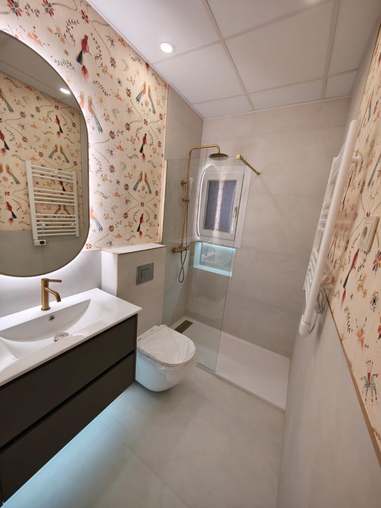 Baño principal reformado con ducha sin mampara en piso de Chamberí, Madrid