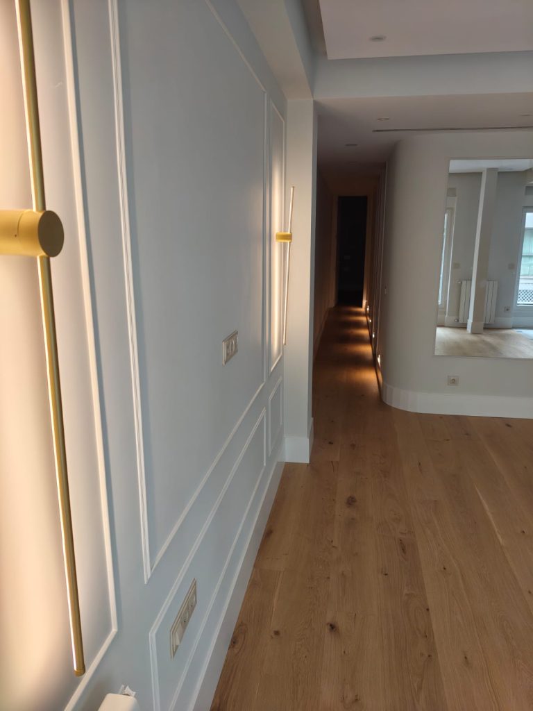 Pasillo reformado en piso de Chamberí, Madrid, tras reforma integral