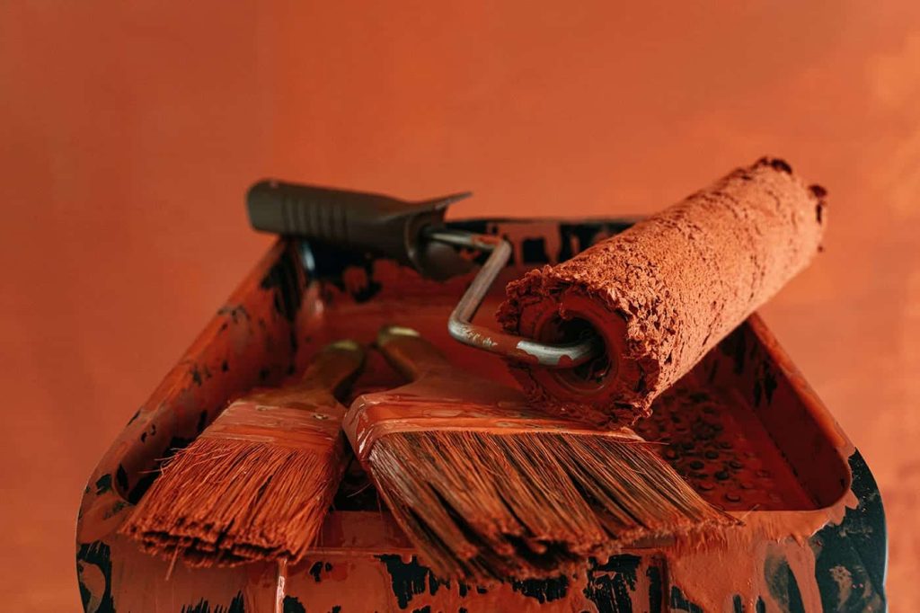 Pared pintada con rodillo en reforma en Madrid – acabado uniforme con pintura a la vista