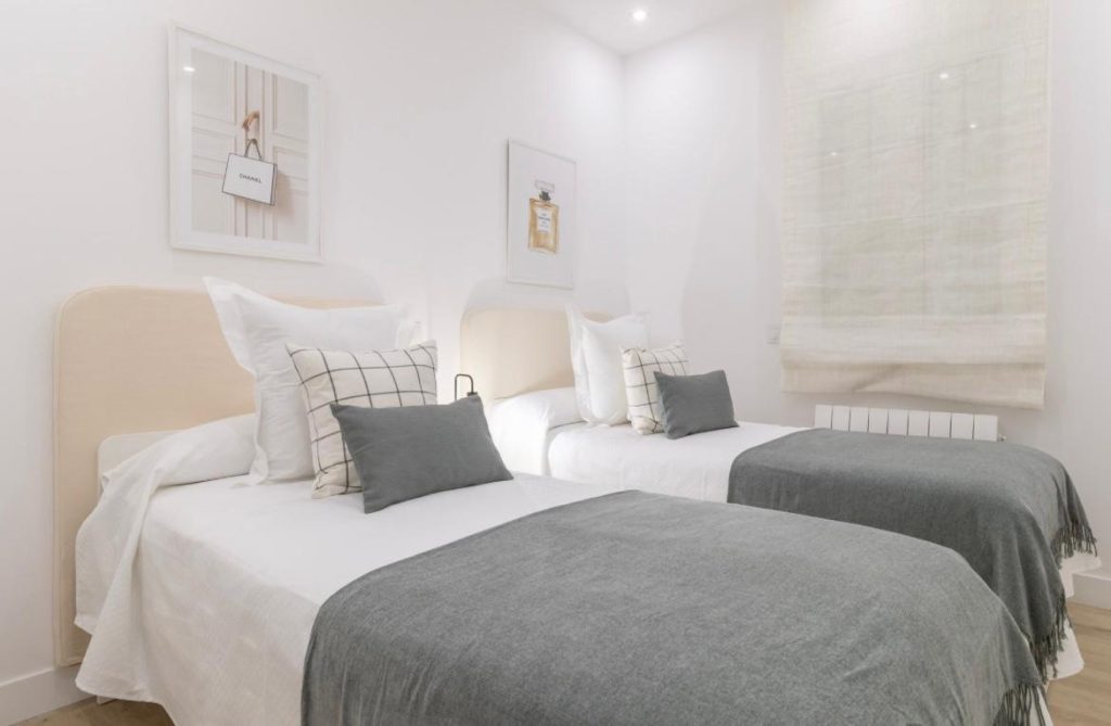 Dormitorio pintado y acabado en reforma en Madrid – paredes lisas blancas, pintura fresca y diseño moderno