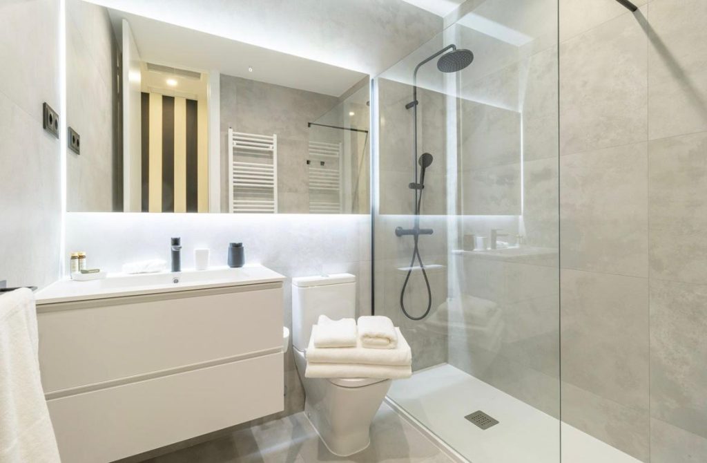 Reforma de baño grande terminada en Madrid – plato de ducha, azulejos modernos y diseño amplio