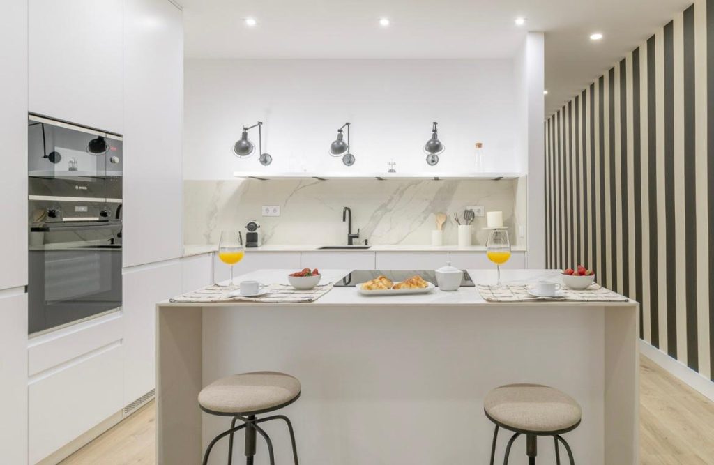 Reforma cocina grande terminada en Madrid – mobiliario a medida, isla central y diseño moderno