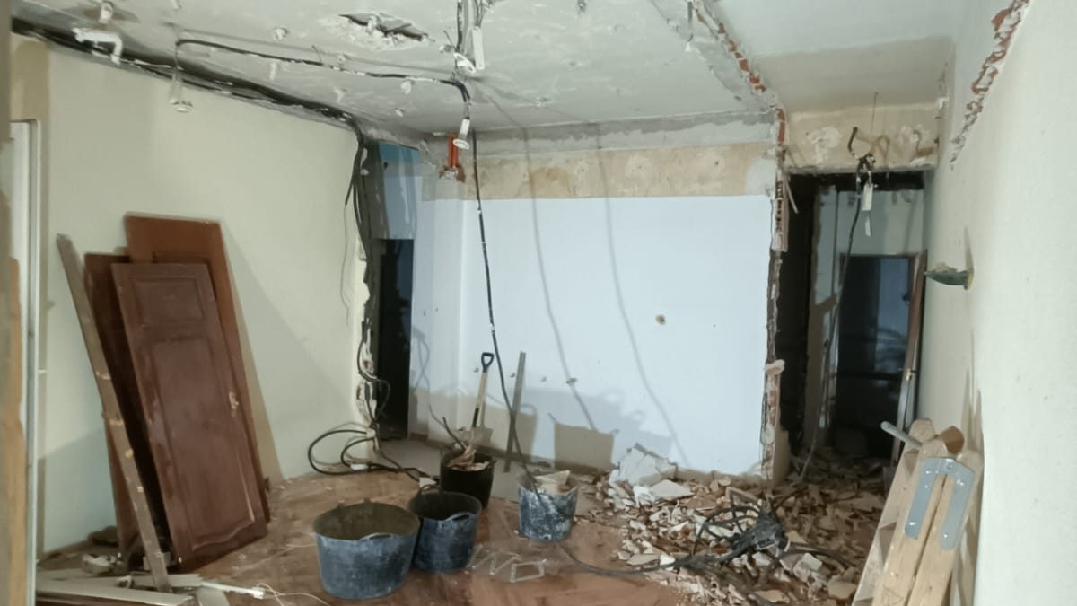 Reforma integral en Madrid antes de empezar – paredes rotas, escombros y piso en estado original