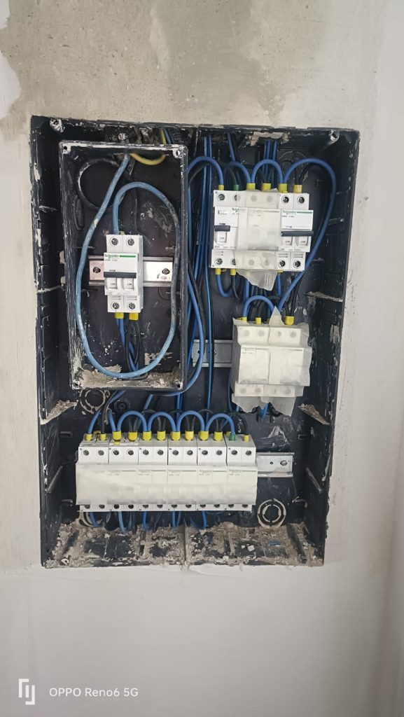 Cuadro eléctrico en construcción durante reforma integral en Madrid – instalación de cuadro de luz y cableado en obra