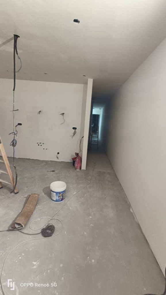 Reforma integral salón en construcción en Madrid – paredes de pladur, falso techo y obra en curso