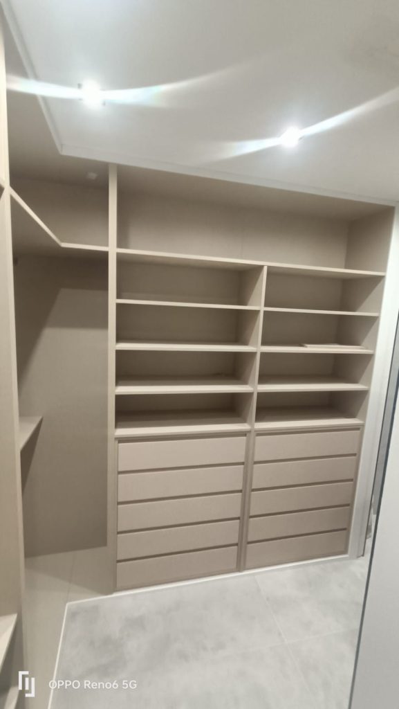 Reforma vestidor madera empotrado en Madrid – carpintería a medida con mucho espacio para ropa y accesorios