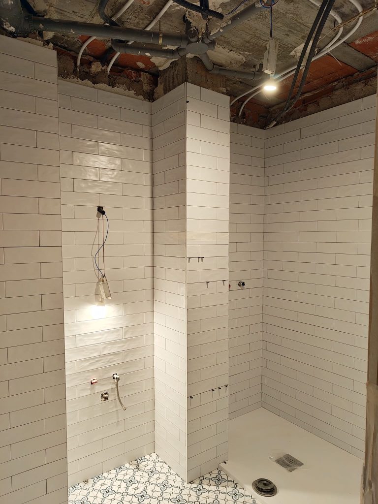 Reforma integral baño en construcción en Madrid – pladur, fontanería y obra en curso