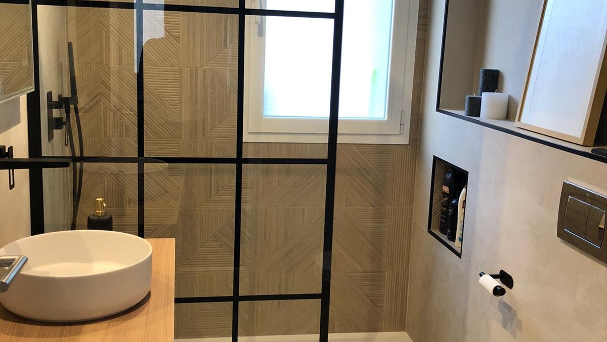 Baño reformado en Salamanca, Madrid, con ducha de obra, plato de resina y sanitario suspendido